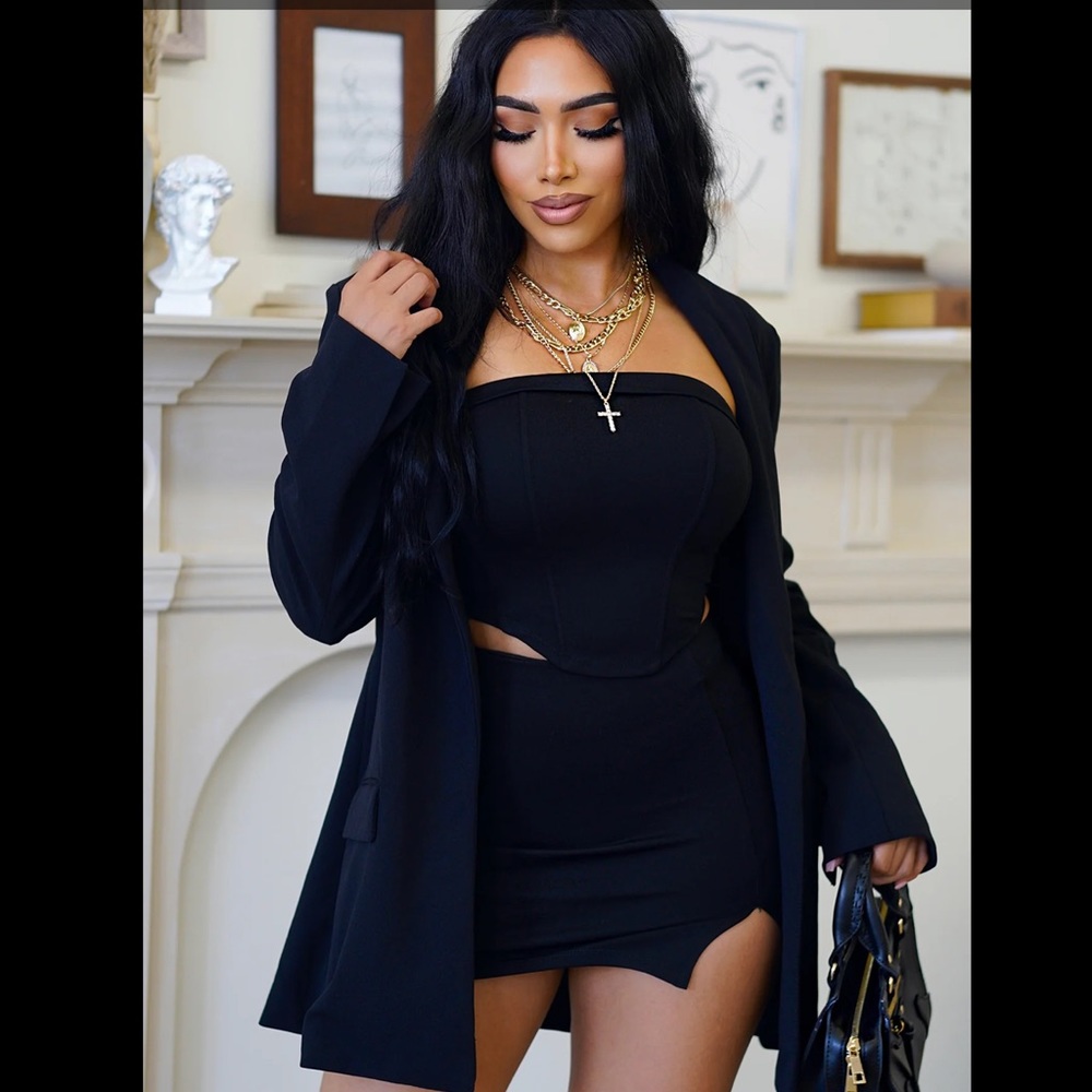 Black oversized fashion nova blazer with suddle shoulder pads only worn once!